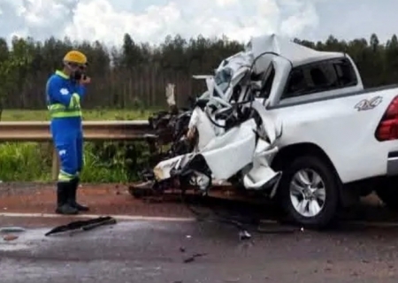 Colisão frontal entre caminhonete e caminhão tira a vida de empresária na BR-158
