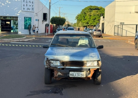 Condutora de Uno cruza avenida e colide em carro oficial em Nova Andradina