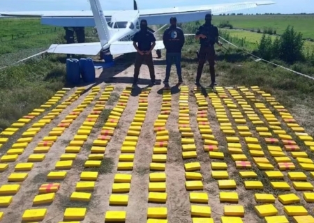 Piloto brasileiro é preso com ex-miss boliviana em avião que levava R$ 13 milhões em cocaína na Argentina