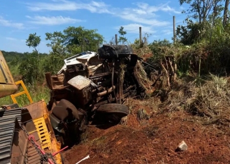 Carreta sai da pista e motorista fica ferido na MS-040 em Santa Rita do Pardo