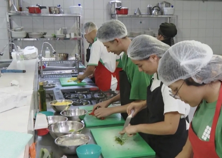 Taxa de desemprego fica em 6,2% no último trimestre de 2024