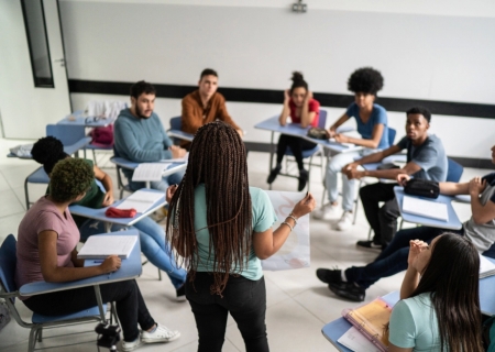 O papel do conhecimento histórico na construção do futuro dos jovens