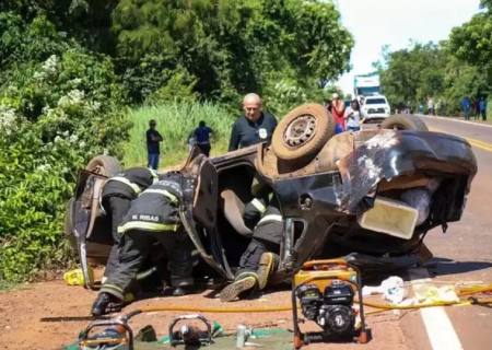 Capotagem mata motorista e deixa outras quatro pessoas feridas na BR-262