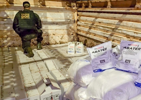 Caminhão boiadeiro é apreendido com mais de R$ 4 milhões em defensivos agrícolas contrabandeados