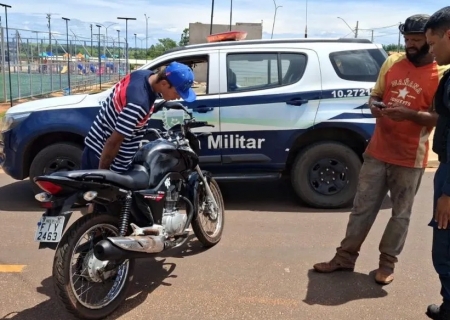 Motocicleta furtada é encontrada em terreno baldio em Santa Rita do Pardo