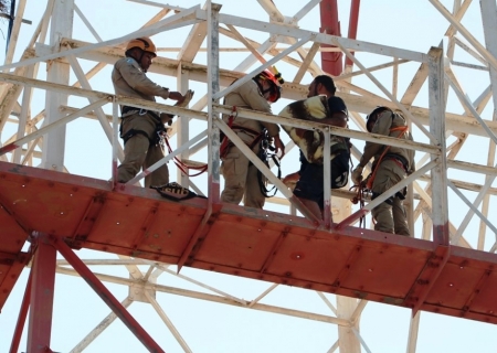 Homem sobe em torre para ‘dormir’ e mobiliza militares do Corpo de Bombeiros em Ivinhema