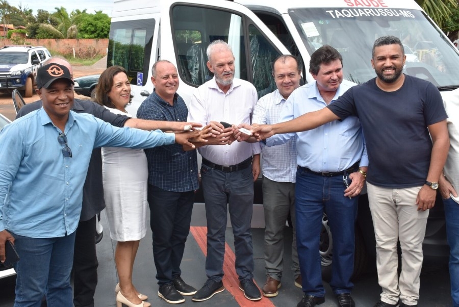 Deputado Geraldo Resende e o prefeito Clóvis entregam veículos para a saúde em Taquarussu