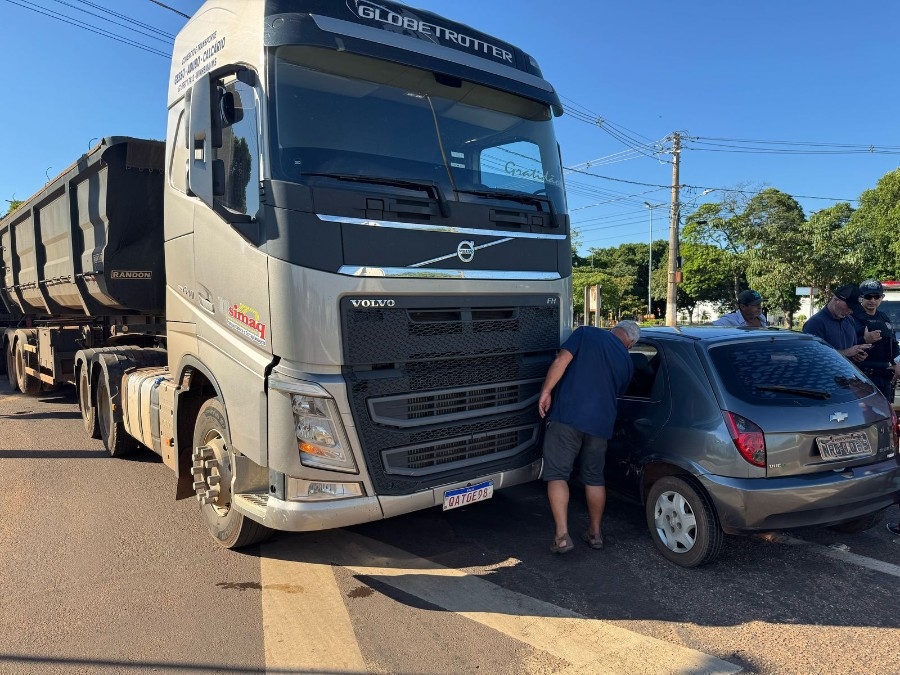 “Ponto cego” faz com que motorista de carreta arraste carro em Nova Andradina