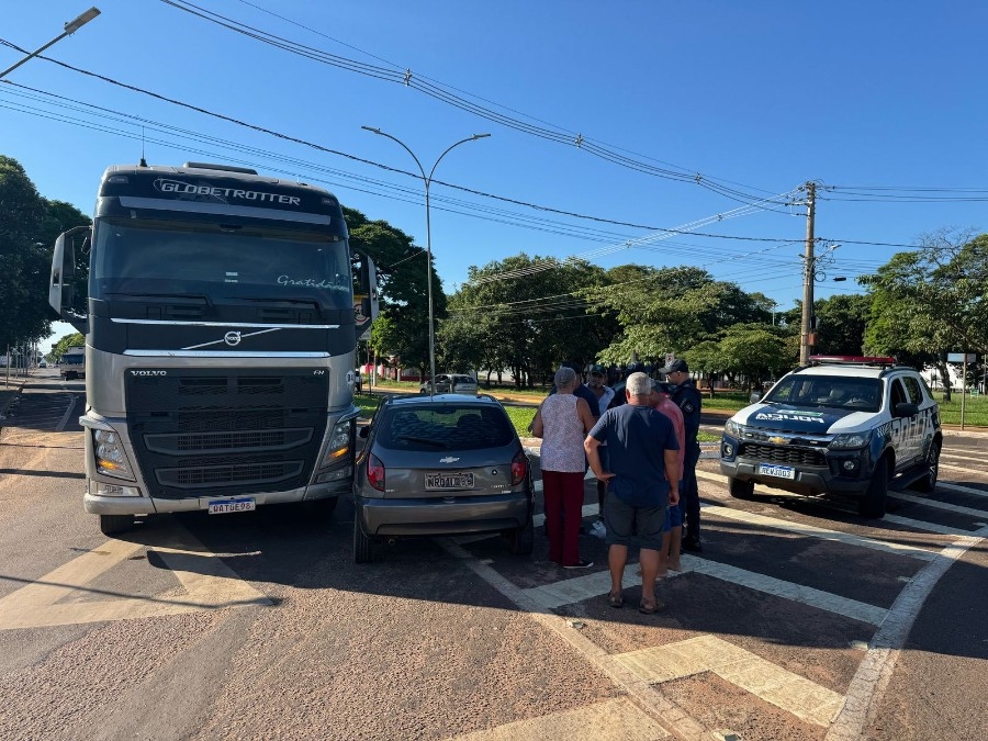 “Ponto cego” faz com que motorista de carreta arraste carro em Nova Andradina