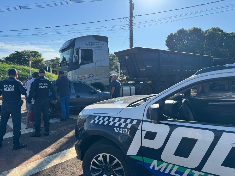 “Ponto cego” faz com que motorista de carreta arraste carro em Nova Andradina