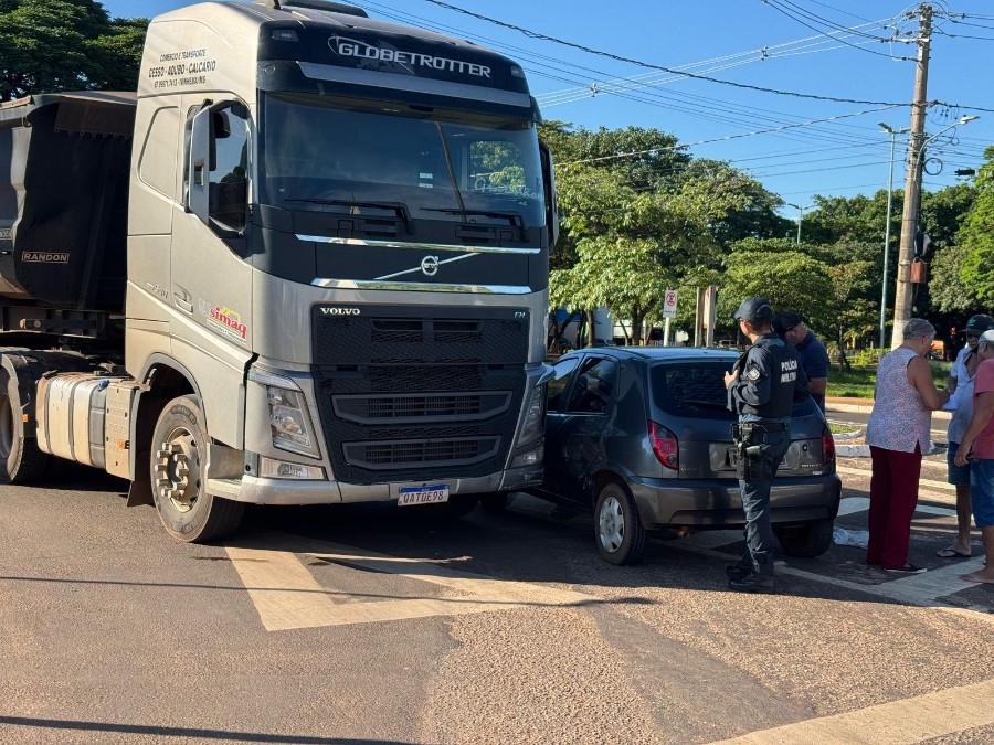 “Ponto cego” faz com que motorista de carreta arraste carro em Nova Andradina