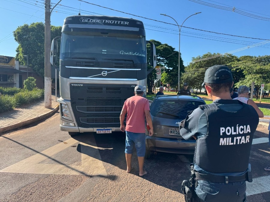 “Ponto cego” faz com que motorista de carreta arraste carro em Nova Andradina