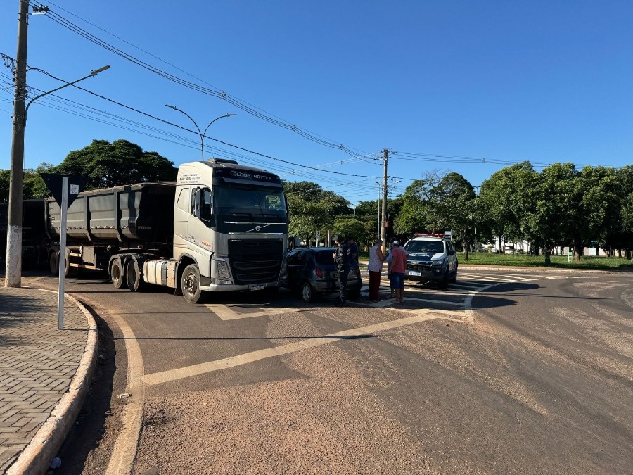“Ponto cego” faz com que motorista de carreta arraste carro em Nova Andradina