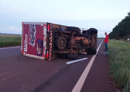 Caminhão tomba após pneu estourar na MS-338 em Bataguassu