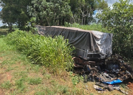 Motorista morre em acidente e Defron descobre 3,7 ton de maconha em compartimento oculto de caminhão