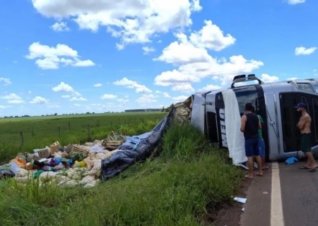 Carreta tomba na MS-040 em Santa Rita do Pardo