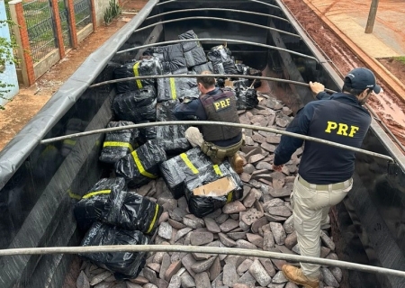 PRF apreende 2,6 ton de maconha e munições em meio a carga de ferro gusa na Capital