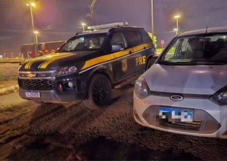 Carro carregado com cigarros é recuperado pela PRF em Campo Grande