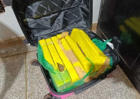 Passageira de ônibus que viajava com as filhas é presa com droga na bagagem em Dourados
