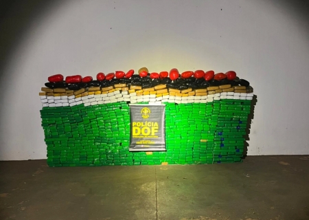 Após fuga do DOF, traficante abandona picape com R$ 1,7 milhão em drogas