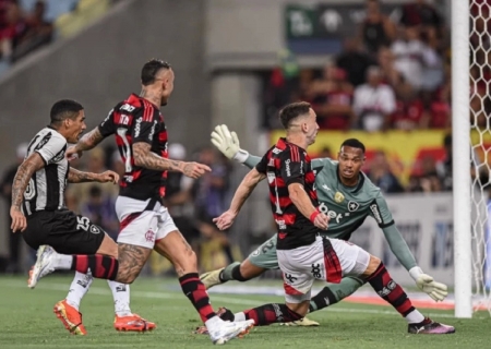 Flamengo derrota Botafogo e assume liderança do Carioca