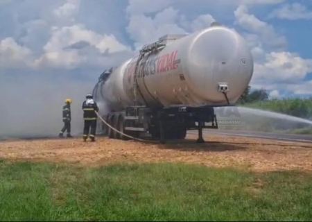 Carreta carregada com metanol sofre princípio de incêndio na MS-395 em Bataguassu