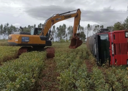Populares saqueiam carga de cigarros contrabandeados de caminhão tombado em Ponta Porã