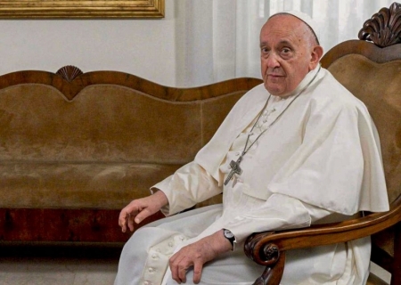 Papa não teve novas crises, mas estado continua crítico, diz Vaticano