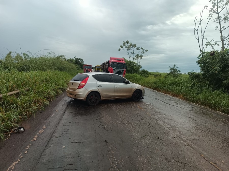 Veículo sofre aquaplanagem e colide em guard rail na BR-376 em Ivinhema