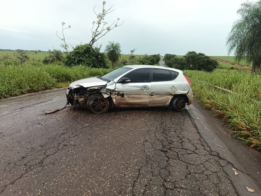 Veículo sofre aquaplanagem e colide em guard rail na BR-376 em Ivinhema