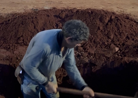 Falta de água após obra de esgoto, faz morador cavar buraco para consertar cano em Nova Andradina