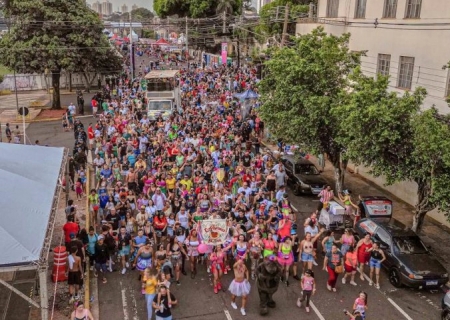 Com o cardio em dia: você sabia que pular Carnaval também é uma forma de atividade física?