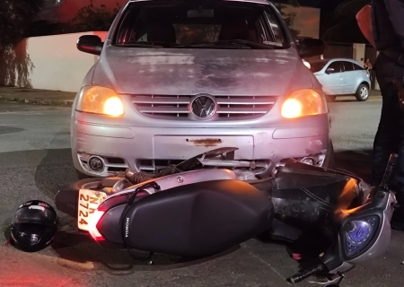 Mãe e filha ficam feridas após colisão entre motoneta e carro em Nova Andradina