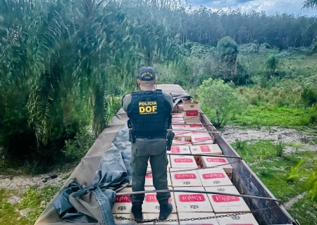 DOF recupera carreta furtada no PR carregada com quase 30 mil pacotes de cigarros contrabandeados