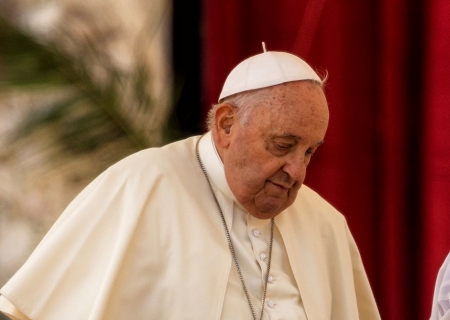 Papa Francisco segue melhorando, mas ficará no hospital 'por mais alguns dias