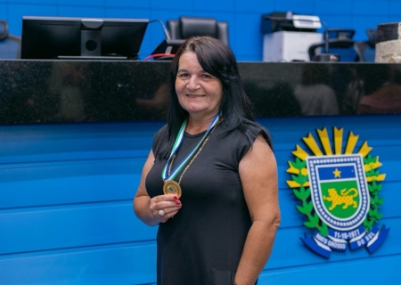 Artesã de Bataguassu é homenageada pelo deputado Caravina em sessão solene na Assembleia