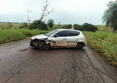 Veículo sofre aquaplanagem e colide em guard rail na BR-376 em Ivinhema
