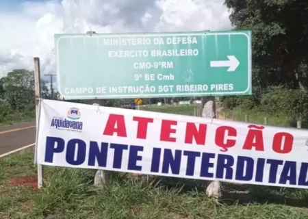 Ponte de madeira desaba e caminhão com areia fica pendurado em Aquidauana