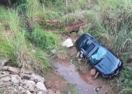 Jovem morre após BMW aquaplanar e cair em córrego em Bonito
