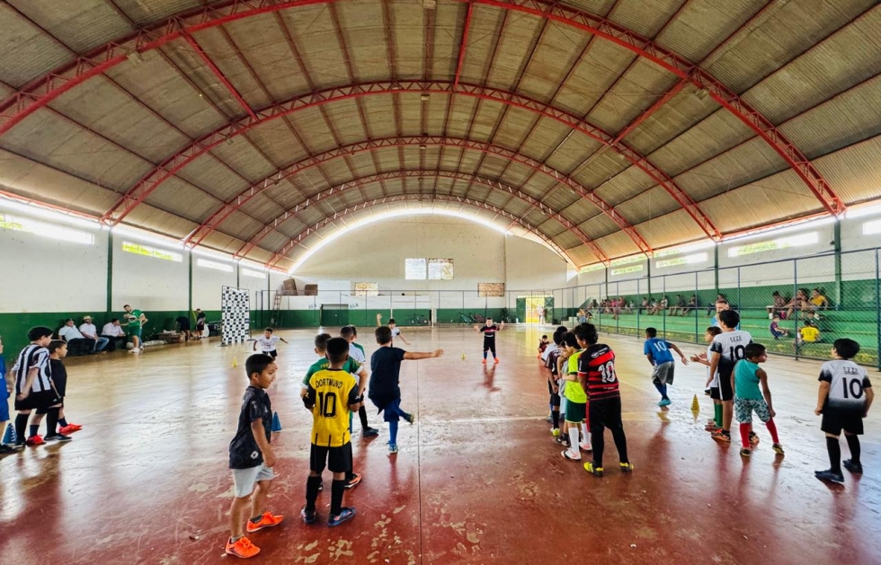 Secel equipa escolinhas municipais de futebol, vôlei e projeto de ginástica rítmica