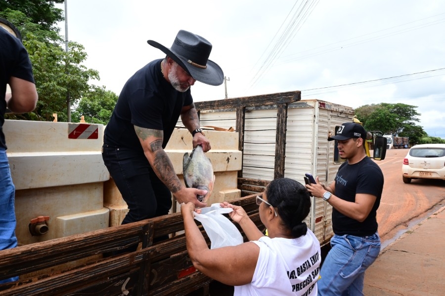 Prefeito Juliano Ferro distribui 1 ton de peixes em Ivinhema e Amandina na Semana Santa