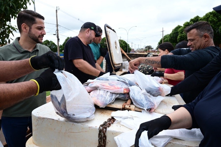 Prefeito Juliano Ferro distribui 1 ton de peixes em Ivinhema e Amandina na Semana Santa