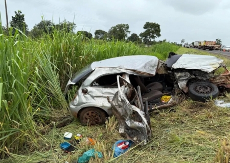 Criança morre em acidente entre carro e caminhão na BR-267