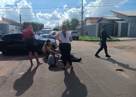 Carro avança placa de pare, colide em moto e deixa uma pessoa ferida em Nova Andradina