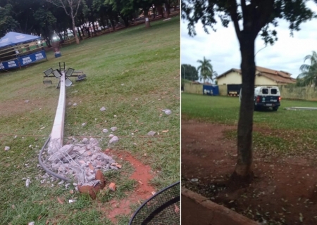 Viatura deslizou em grama e bateu em poste, garupa de moto foi alcançado e levado para Delegacia em Angélica
