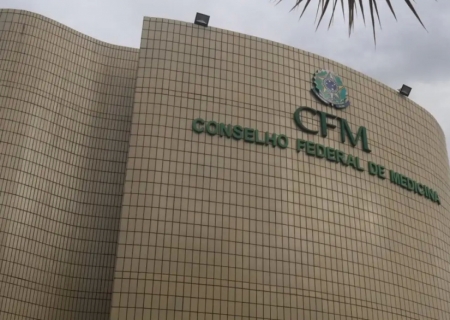 Conselho Federal de Medicina veta terapia hormonal para menor de 18 anos e restringe cirurgias