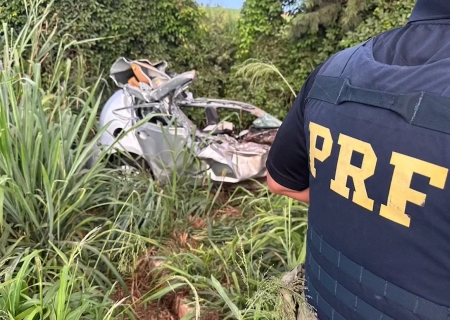 Motorista morre ao colidir com o carro em caminhão carregado de combustível na BR-267
