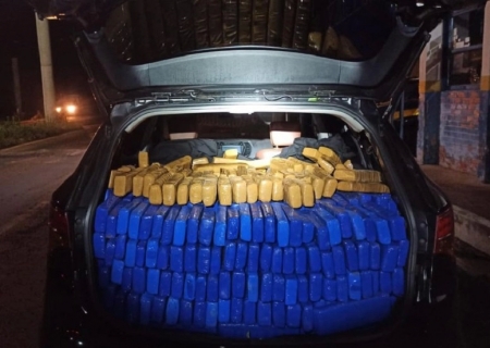 Traficante foge da PRF e abandona carro roubado com quase 1 ton de maconha em Ivinhema