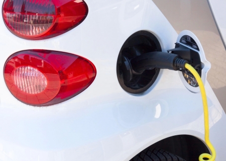 Alcance dos carros elétricos nem sempre corresponde ao anunciado; por quê?