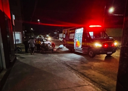 Colisão envolvendo carro e bicicleta elétrica deixa uma pessoa ferida no centro de Nova Andradina